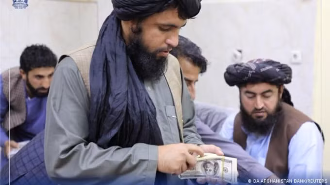 Tuy nhiên, người đứng đầu lực lượng hải quan Taliban cho biết nước này đang nỗ lực giảm thuế quan, thúc đẩy thương mại và khuyến khích các doanh nhân nước ngoài làm ăn ở Afghanistan.