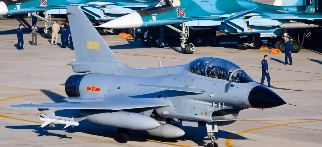 Chiến đấu cơ J-10 được sản xuất bởi Tập đoàn Máy bay Thành Đô (CAC), và đã thực hiện chuyến bay đầu tiên vào năm 1998; được công bố đưa vào hoạt động trong Quân đội Trung Quốc năm 2003, sau gần 18 năm phát triển.