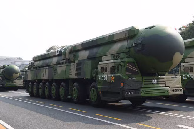 Trung Quốc đang phát triển các tên lửa đạn đạo dẫn đường di động, tàu ngầm tên lửa đạn đạo hạt nhân, mỗi chiếc có thể chở 12 tên lửa đạn đạo xuyên lục địa (ICBM), và các ICBM này được trang bị nhiều đầu đạn dẫn hướng độc lập (MIRV), khi khai hỏa, tên lửa mẹ sẽ phóng ra nhiều đầu đạn con.