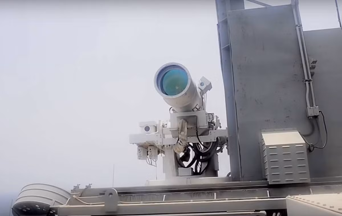 Hệ thống vũ khí laser có nhiều ưu điểm, vì nó có độ chính xác hơn tên lửa và pháo. Phi công thử nghiệm máy bay chiến đấu F-35 của Lockheed Martin, Tony Wilson, đã gọi vũ khí laser là một bước nhảy vọt qua các thời đại.