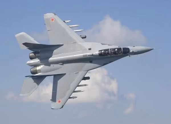 Trong quá khứ, Liên Xô/ Nga đã cùng với HAL như một đối tác sản xuất chung và điều này giúp họ tiết kiệm công sức trong việc lựa chọn một công ty Ấn Độ. Một cựu Tư lệnh của IAF nói rằng, nếu IAF tiếp tục lựa chọn MiG-35, thì việc phát triển chiến thuật, cũng như hiểu máy bay và bảo trì sẽ dễ dàng và nhanh hơn, vì Ấn Độ đã sử dụng MiG-29 hơn ba thập kỷ.