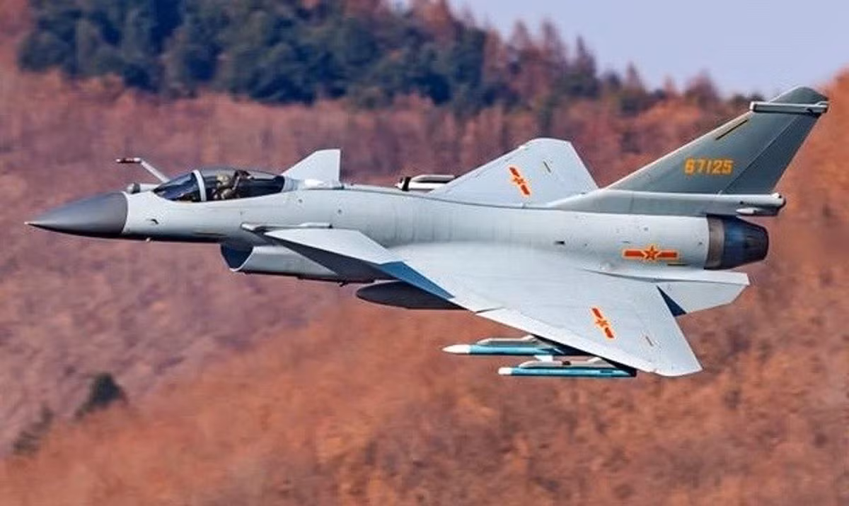 Mặt khác, nếu J-10 có thể áp sát F-2, khả năng tìm kiếm và theo dõi bằng tia hồng ngoại, sẽ giúp J-10 có lợi thế trong các cuộc chiến tầm ngắn, vì F-2 không có hệ thống IRST. 