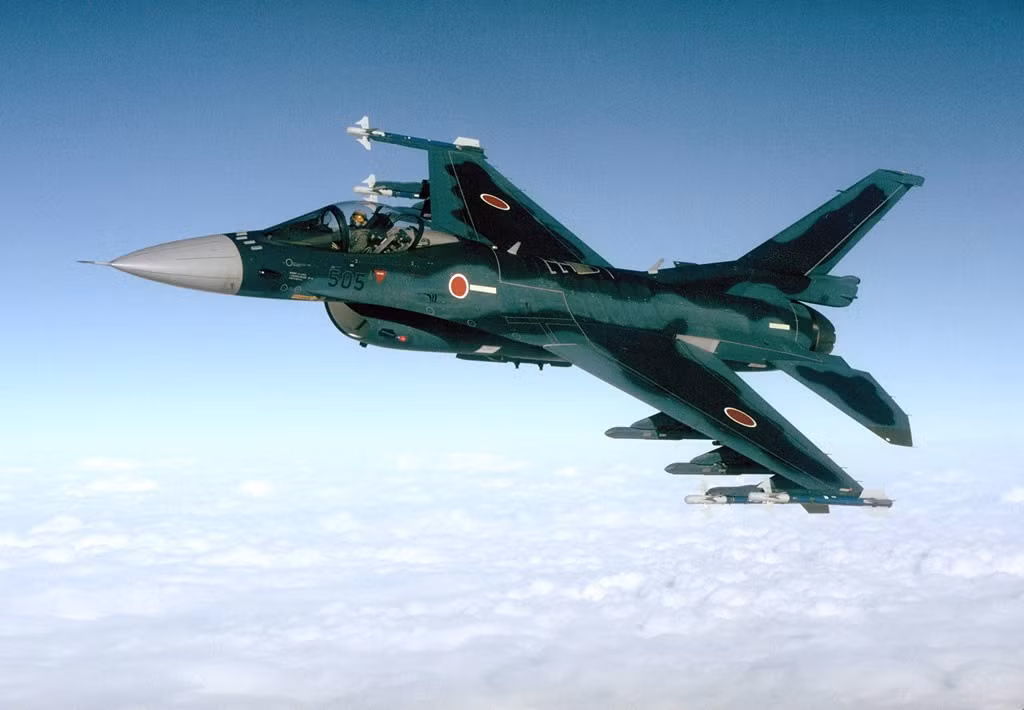 J-10 cũng có radar xung doppler, là thiết kế cũ hơn so với radar AESA hiện đại hơn của F-2, vì vậy F-2 có thể sẽ phát hiện ra J-10 trước. Hai máy bay có trọng lượng tương đương nhau, nhưng F-2 có tỷ lệ lực đẩy trên trọng lượng tốt hơn một chút, nên đánh giá chung, F-2 có lợi thế.