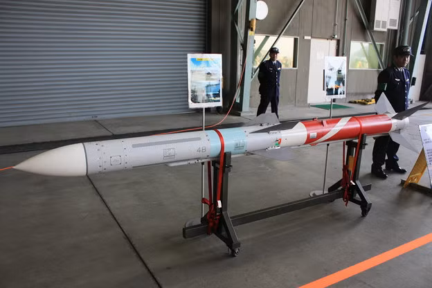 Tên lửa AAM-4B do Nhật Bản sản xuất, hiện là tên lửa duy nhất trên thế giới trang bị radar AESA, nên tên lửa có khả năng khóa mục tiêu sau khi phóng, cho phép phi công sau khi phóng tên lửa, thực hiện các động tác cơ động né tránh tên lửa của J-10. 