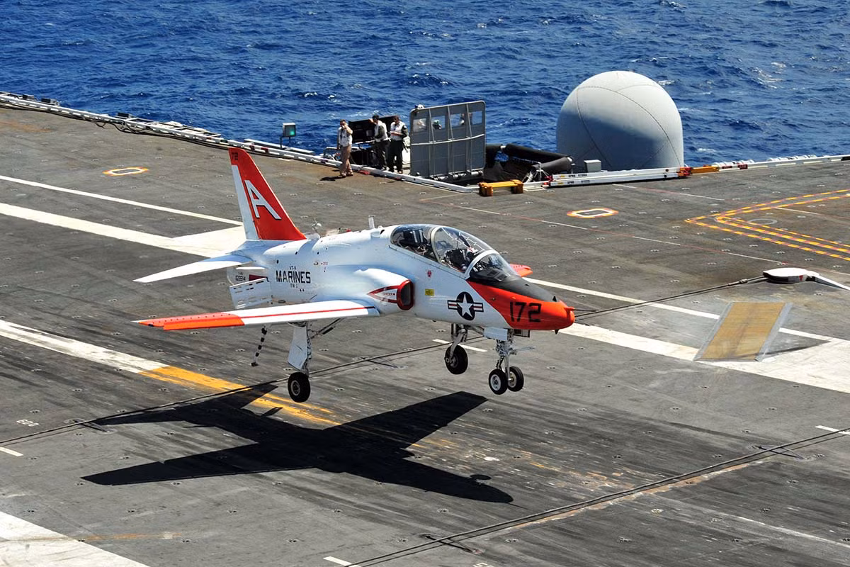 Máy bay huấn luyện của Hải quân và Thủy quân lục chiến Mỹ từ năm 1991 là T-45 Goshawk, một biến thể có khả năng hoạt động trên tàu sân bay của máy bay huấn luyện Hawk của Anh, ra đời từ những năm 1970. Đó là một máy bay phản lực cận âm nhỏ, với hai chỗ ngồi và một động cơ.
