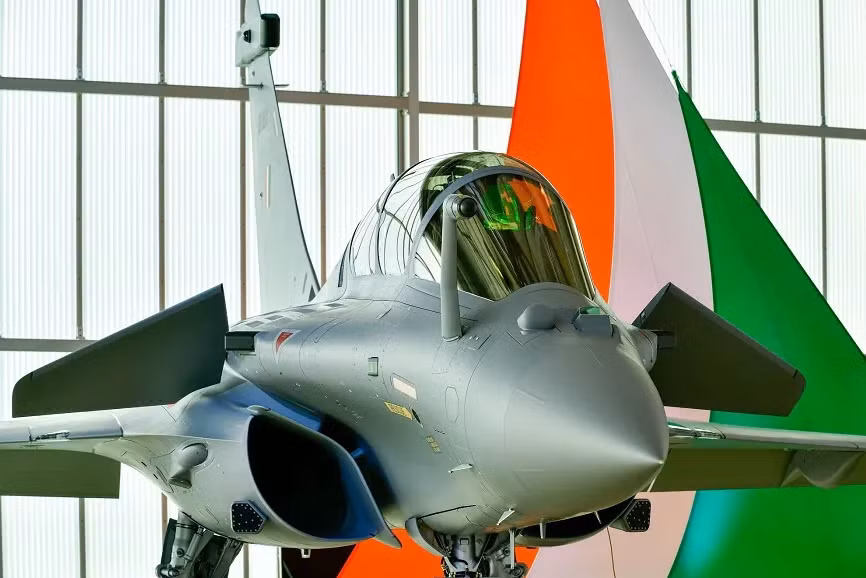 Ấn Độ cũng đang trong quá trình thành lập hai phi đội máy bay chiến đấu Rafale do Pháp sản xuất, được ký kết theo thỏa thuận trị giá 7,8 tỷ Euro với Dassault của Pháp vào năm 2016.
