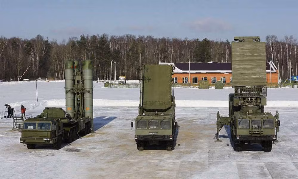 Một khẩu đội S-400 bao gồm một radar tầm xa, một xe chỉ huy, radar thu nhận mục tiêu và hai tiểu đoàn bệ phóng, mỗi bệ phóng có bốn ống phóng; việc thay thế tên lửa sau khi phóng rất nhanh chóng, do ống phóng kiêm hộp bảo quản tên lửa.