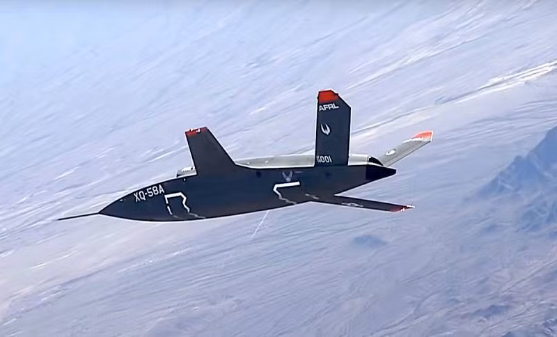 Để phù hợp với các yêu cầu của Không quân Mỹ, UAV XQ-58A phải có khả năng hoạt động trên diện rộng. Ngay cả khi theo suy đoán của các nhà nghiên cứu UAV của Trung Quốc, một cuộc tấn công ECM giả định, nhằm cắt đứt liên lạc giữa UAV XQ-58A và đài điều khiển, thì XQ-58A vẫn sẽ được dẫn đường bởi các cảm biến và thuật toán trên UAV, để tiếp tục thực hiện các nhiệm vụ chiến trường.