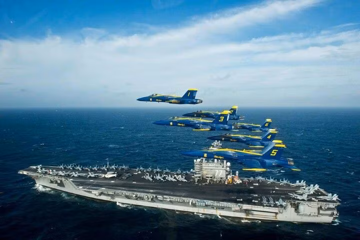 Tốc độ cất cánh của máy bay trên tàu USS Eisenhower rất cao, trên đường băng được bố trí 4 máy phóng hơi nước, được sử dụng khi máy bay cất cánh. Tỷ lệ phóng là 1 máy bay là 20 giây, chỉ 7 - 8 phút có thể cất cánh được 1 phi đội. Mỗi ngày có thể xuất kích trên 200 lượt máy bay, thực hiện nhiệm vụ tấn công tầm xa.