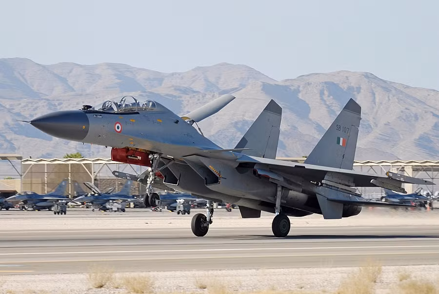 Các chuyên gia Ấn Độ than phiền về những công nghệ thế kỷ 20 trên Su-30MKI và chính phủ Ấn Độ không có khả năng thay thế hoặc cải tiến những công nghệ đó; điều này nếu không được giải quyết nhanh, sẽ gây bất lợi cho khả năng chiến đấu của Không quân Ấn Độ trong tương lai. Nguồn Ảnh: Flickr.
