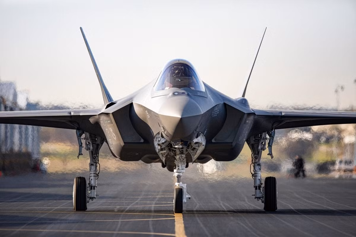 F-35 là loại tiêm kích thế hệ năm tối tân, được thiết kế để thực hiện nhiều vai trò, bao gồm cả nhiệm vụ chiếm ưu thế trên không và tấn công mục tiêu mặt đất.
