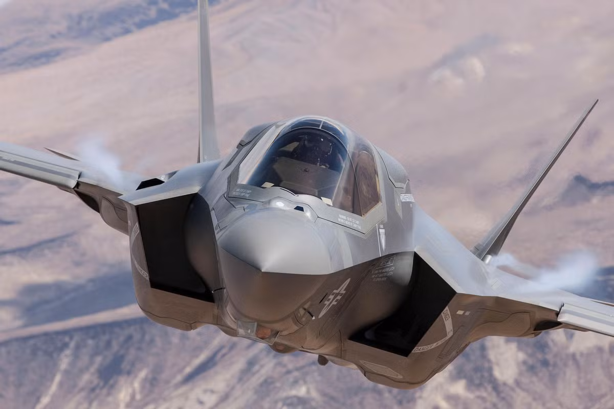 Chiến đấu cơ F-35 được phát triển bởi tập đoàn hàng không vũ trụ Mỹ Lockheed Martin có trụ sở tại Maryland; đây là loại máy bay chiến đấu tàng hình hạng trung, một chỗ ngồi, một động cơ, có thể hoạt động trong mọi thời tiết.