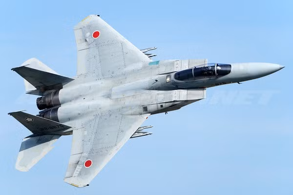 Đội hình máy bay chiến đấu chính của Nhật Bản ngày nay là F-15J Eagle, được đưa vào trang bị lần đầu tiên vào năm 1980 và hiện Lực lượng Phòng vệ trên không Nhật Bản có khoảng 200 chiếc F-15J đang được biên chế.