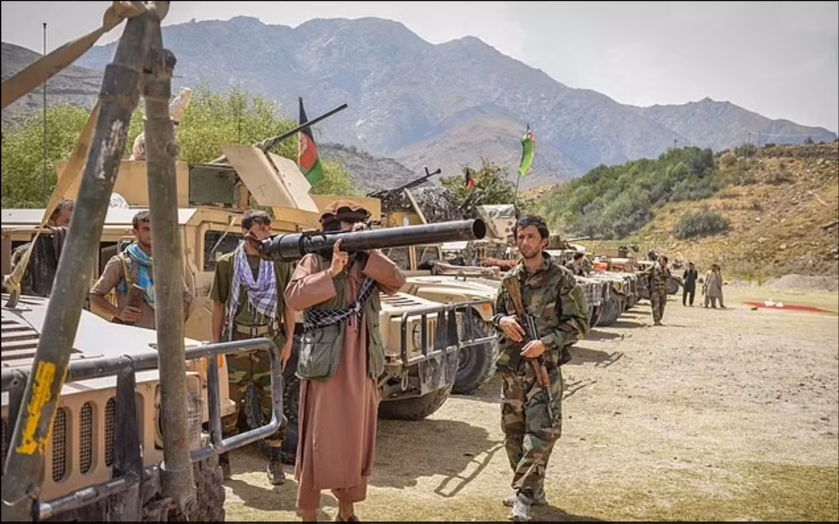 Từ góc độ trang bị của các tay súng Taliban, có thể coi đây vẫn là một “lực lượng dân quân cơ giới” với vũ khí hạng nhẹ là hỏa lực chính và xe bán tải là lực lượng cơ động chính; có nghĩa là Taliban thực sự không có nhiều vũ khí hạng nặng, nên việc gặp khó khăn trong chiến đấu là điều khá bình thường.