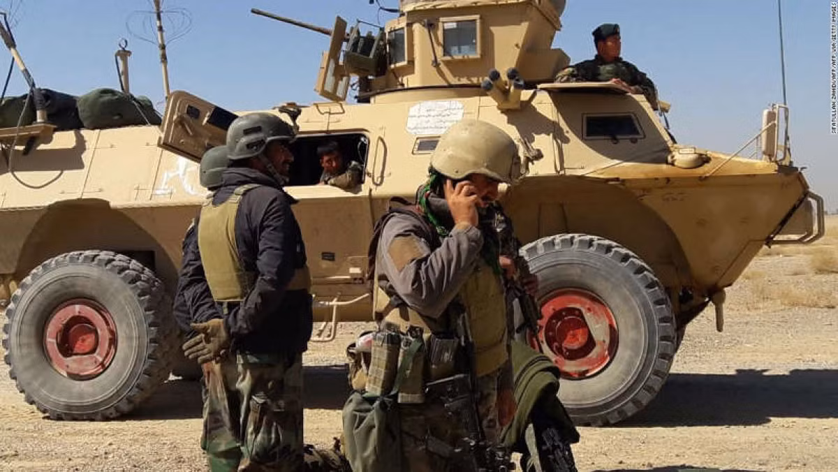 Hỏa lực hạng nặng cho ANDSF chiến đấu đã có NATO và Mỹ đảm bảo. Do vậy quân đội Afghanistan chủ lực là bộ binh nhẹ, không có xe tăng và pháo binh. Theo thông tin công khai, Tiểu đoàn 3 thuộc Lữ đoàn 2/ Sư đoàn 111 Thủ đô của ANDSF, là đơn vị thiết giáp duy nhất ở Afghanistan; được trang bị xe chiến đấu bộ binh BMP-1, BMP-2 và M113.