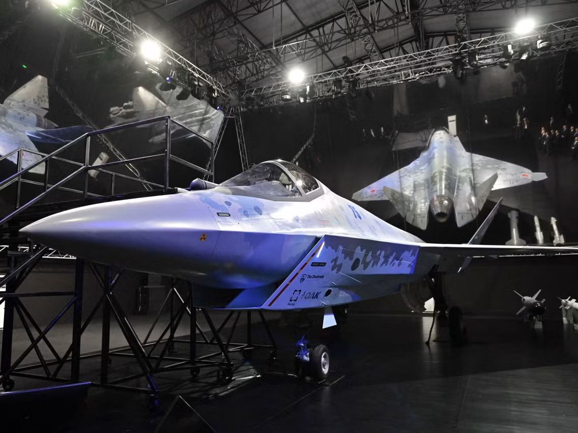 Theo tờ Defense World của Mỹ, tại Triển lãm Hàng không Moscow 2021 (MAKS 2021) vừa qua, Nga đã ra mắt máy bay chiến đấu thế hệ thứ 5 mới Su-75 Checkmate. Su-75 có thể trở thành đối thủ cạnh tranh chính của tiêm kích tàng hình FC-31 trên thị trường vũ khí quốc tế.