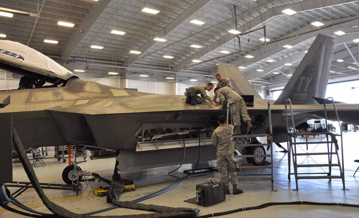 Chương trình nâng cấp F-22 Raptor do một số tổ chức thực hiện. Công việc chính được giao cho phi đội bảo dưỡng 574, đơn vị này đã tiếp nhận đầy đủ trang thiết bị phục vụ công tác kiểm tra, sửa chữa trang bị. Ngoài ra, Lockheed Martin và Boeing, là nhà sản xuất hàng loạt, cũng đóng một vai trò lớn trong chương trình.