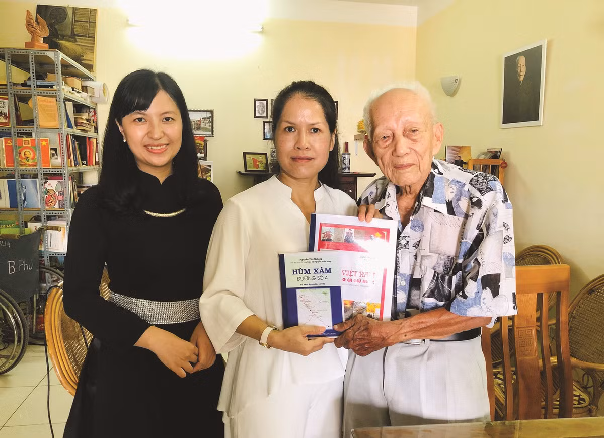Từ năm 1985, ông bắt đầu bước vào sự nghiệp văn chương. Do từng là một trong những sĩ quan cao cấp thời kỳ đầu và từng có thời gian gắn bó với chiến trường đường số 4, ông đã viết và dịch nhiều hồi ký liên quan đến con đường lịch sử này.