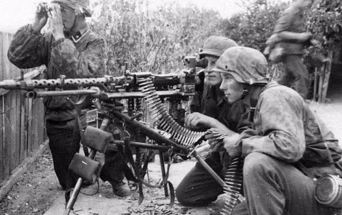 Súng trường Karabiner 98k có tầm bắn xa, mức chính xác cao, có thể dùng để bắn tỉa; nhưng nhược điểm là tốc độ bắn chậm, do người lính phải lên đạn lại sau mỗi phát bắn. Do vậy các xạ thủ súng máy MG của Đức, phải đảm bảo cung cấp phần lớn hỏa lực tấn công của tiểu đội và trung đội.