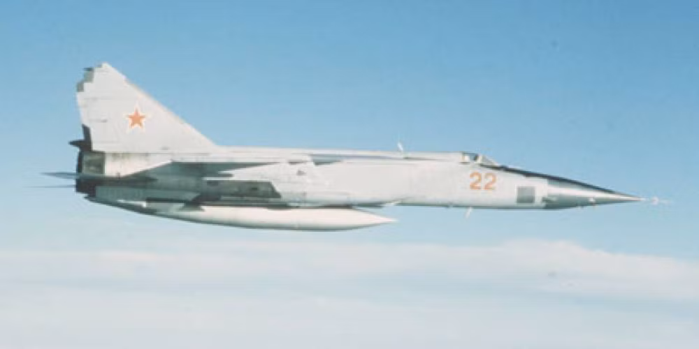 Vào tháng 10/1973 diễn ra cuộc chiến tranh Yom Kippur ở Trung Đông giữa Israel và Ai Cập cùng Syria. Giai đoạn đầu, Israel bị tổn thất nặng, nên Israel quyết định dùng vũ khí hạt nhân tấn công Cairo và Damascus. Liên Xô nắm được thông tin này, liền quyết định hành động cảnh cáo Israel.