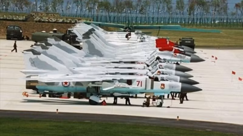 Vào nửa cuối những năm 1980, Triều Tiên đã mua các thế hệ vũ khí mới từ Liên Xô bao gồm cả các máy bay chiến đấu với khả năng không đối không tầm nhìn xa hơn như MiG-23 thế hệ thứ ba và MiG-29 thế hệ thứ tư, hệ thống phòng không mặt đất mới và máy bay phản lực tấn công mặt đất Su-25.