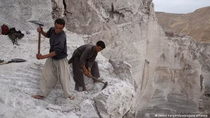 Theo Ủy ban Mỏ và Đá của Taliban với tên gọi là Da Dabaro Comisyoon, nhóm này kiếm được 400 triệu USD mỗi năm từ việc khai thác. NATO ước tính con số này cao hơn, ở mức 464 triệu USD - tăng so với chỉ 35 triệu USD vào năm 2016.