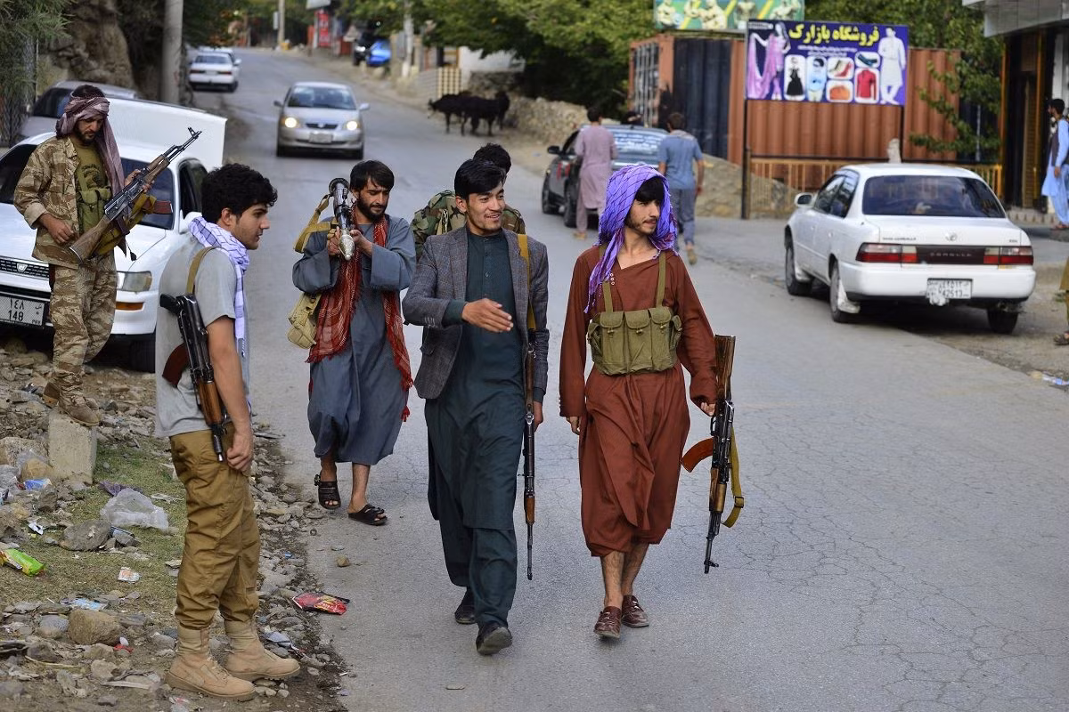 Thu nhập ròng từ xuất khẩu của Taliban được cho là khoảng 240 triệu USD một năm. Con số này bao gồm cả việc xuất khẩu cây thuốc phiện và khoáng sản bị cướp phá, vì vậy có thể có sự trùng lắp về tài chính với doanh thu từ thuốc và doanh thu từ khai thác.