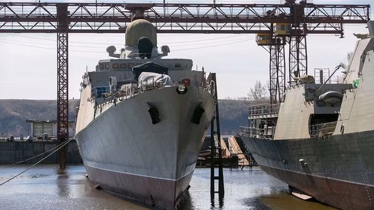 Con tàu đầu tiên trong thuộc Đề án 11661 được đóng tại nhà máy đóng tàu Zelenodolsk Zavod ở Tatarstan vào năm 1991. Việc đóng tài bị đình chỉ vào năm 1995 do vấn đề kinh phí. Cuối cùng tàu cũng được hạ thủy vào tháng 7/2001 và được biên chế vào Hải quân Nga vào tháng 8/2002.