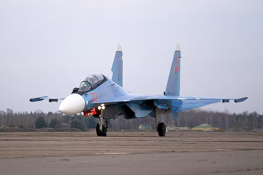 Máy bay Su-30SM được trang bị các công nghệ cảm biến và hệ thống tác chiến điện tử mới nhất của Nga và không giống như các nền tảng tiêm kích Su-35 và Su-34, chỉ chuyên dụng cho vai trò chiếm ưu thế trên không hoặc tấn công, thay vào đó Su-30SM có thể thực hiện tốt cả hai vai trò trên.