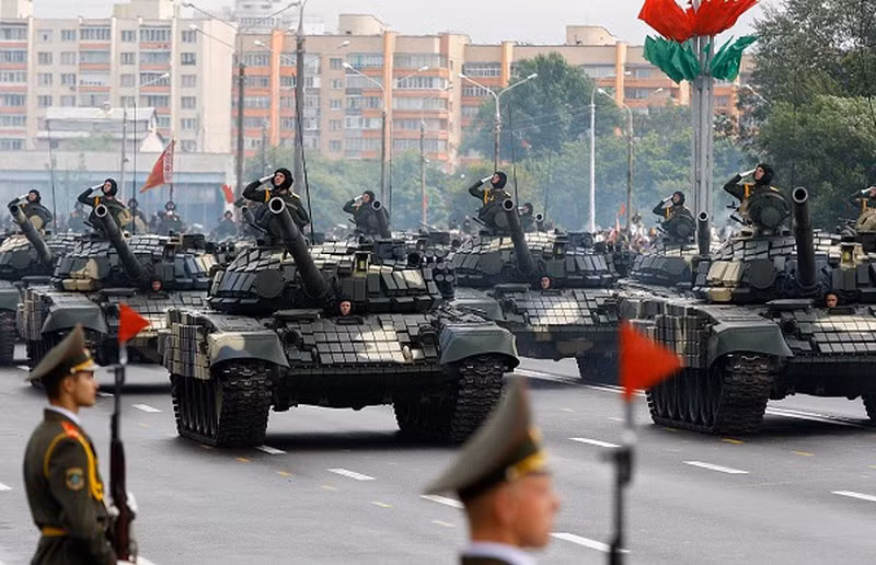 Quân đội Belarus dự kiến sẽ đầu tư mạnh vào việc mua vũ khí trang bị của Nga trong thập kỷ tới, để hiện đại hóa hơn nữa các lực lượng vũ trang của mình. Nhưng theo nhiều đánh giá của các chuyên gia, với sức mạnh hiện tại Belarus vẫn giữ được sức răn đe đáng kể đối với các hành động quân sự từ các nước láng giềng.
