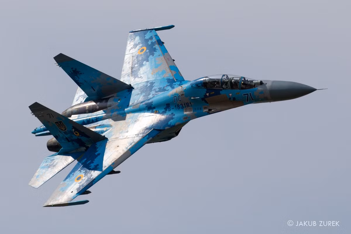 Mặc dù chương trình phát triển Su-57 có nhiều tiềm năng, nhưng nó chỉ là chương trình mới nhất, trong số nhiều chương trình máy bay chiến đấu thế hệ tiếp theo của Nga, nhằm thay thế Su-27 Flanker thế hệ thứ tư. 