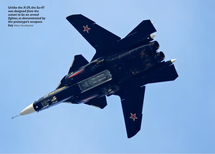 Điều đáng chú ý nhất về tiêm kích chiến đấu Su-47 và giúp phân biệt nó với tất cả các thiết kế máy bay chiến đấu thế hệ thứ năm khác, là thiết kế cánh xuôi về phía trước. Đôi cánh này khiến chiếc máy bay chiến đấu trở nên cực kỳ linh hoạt với tốc độ bay gần như vô đối, kết hợp với hệ thống đo lực đẩy đã đưa Su-47, trở thành máy bay không chiến hàng đầu thế giới. 