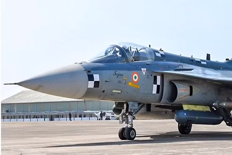 Hệ thống điện tử hàng không mới dự kiến được sử dụng trên Tejas Mk2 có thể là radar mảng pha quét điện tử chủ động (AESA), buồng lái hoàn toàn bằng kính, màn hình hiển thị đa chức năng rộng và hệ thống cung cấp oxy tích hợp. Nhưng những cải tiến này, sẽ kéo dài thân Mk2 thêm 1 mét so với MK1.