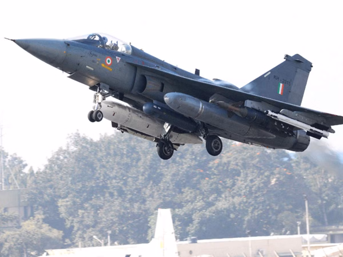 Biến thể đầu tiên của Tejas là Mk1, nhưng có thể mô tả đó là một thất bại của ngành công nghiệp hàng không Ấn Độ. Sau 33 năm phát triển, nhưng thời gian đó không đủ để đảm bảo rằng Tejas Mk1 sẽ là sự thay thế cho những "ông già" MiG-21 của Liên Xô.