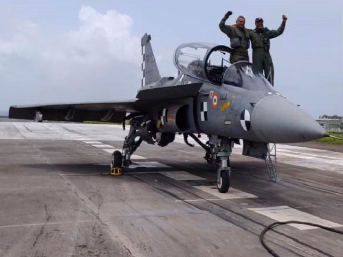 Hiện nay có đơn hàng lớn từ phía quân đội Ấn Độ, với khoảng 120-130 máy bay Tejas Mk2, được phân bổ cho hai quân chủng là không quân và hải quân. Theo thông tin không chính thức, nếu quân đội Ấn Độ vẫn hài lòng với Mk2, đơn đặt hàng 300 máy bay chiến đấu khác sẽ được thực hiện.