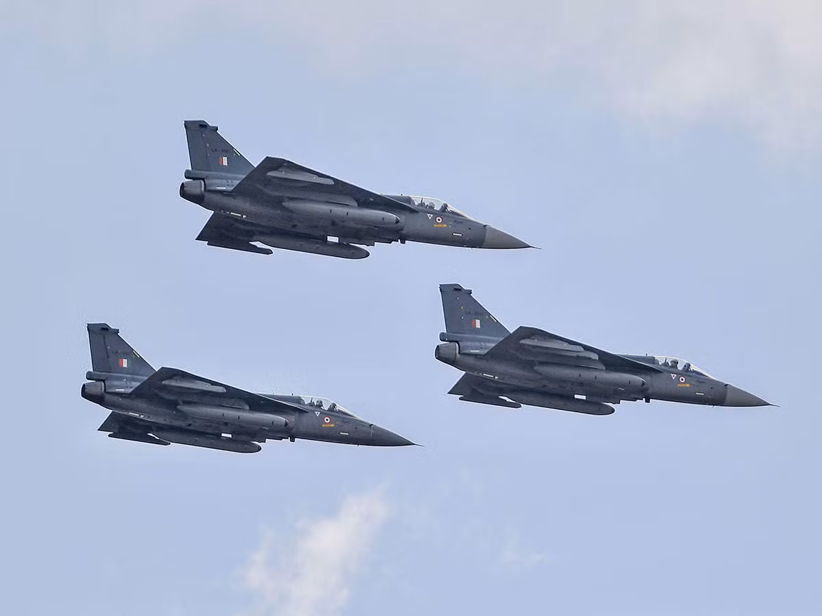 Nhưng liệu Tejas Mk2 có trở thành chiến đấu cơ chính hay không thì chưa thể xác định, do Ấn Độ đang đàm phán với Thụy Điển và Mỹ để sản xuất máy bay chiến đấu hạng nhẹ Saab JAS 39 và F-16. Và New Delhi đang muốn tăng số lượng từ 33 lên 45 phi đội, nhưng Ấn Độ chọn loại máy bay nào thì vẫn còn phải chờ xem. Nguồn ảnh: Pinterest.