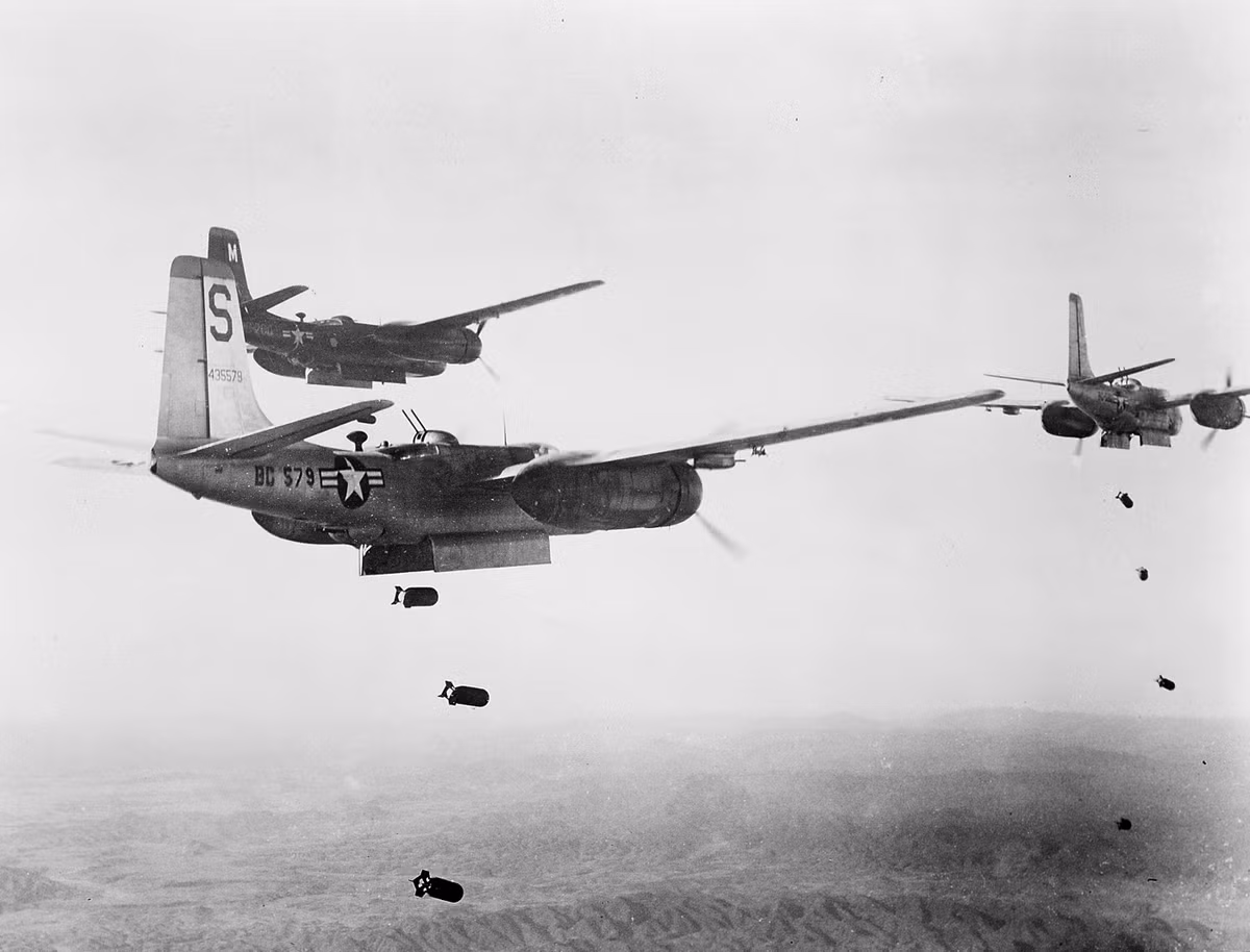 Tháng 9/1950 - khi giai đoạn đầu của Chiến tranh Triều Tiên ác liệt, lực lượng Không quân Mỹ (USAF) đã tiến hành một cuộc không kích lớn vào thị trấn Sinuiju . Cuộc không kích do 80 máy bay ném bom B-29 thực hiện đã gây ra những thiệt hại vô cùng to lớn. Toàn bộ thị trấn được xây dựng từ tre và gỗ nên rất dễ bị cháy. Hơn 30.000 thường dân vô tội đã bị thiêu sống.