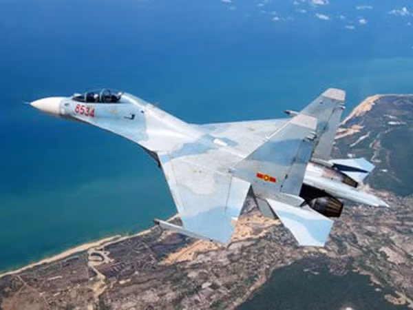 Trung Quốc là khách hàng đầu tiên của loại máy bay này và đã ký hợp đồng mua 20 chiếc, đưa phi đội Su-30 của nước này lên 97 chiếc với những chiếc đầu tiên được giao vào năm 2004. Tất cả những chiếc Su-30MK2 được Trung Quốc biên chế cho lực lượng hải quân.