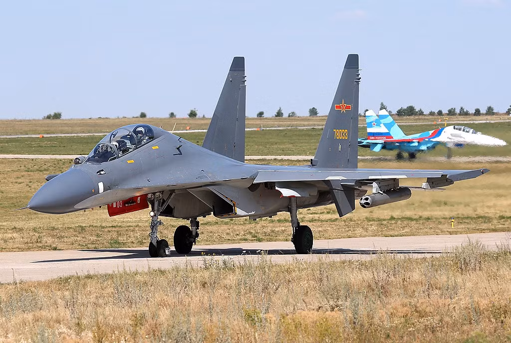 Su-30MKK là nhân tố thay đổi cuộc chơi cho khả năng tấn công trên biển của Trung Quốc, những thay đổi trong thiết kế bằng việc sử dụng tỷ lệ vật liệu composite cao hơn đáng kể so với các biến thể Su-30 khác và hợp kim nhôm mới giúp giảm trọng lượng của máy bay.