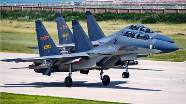 Trung Quốc đã ký một hợp đồng trị giá 1,8 tỷ USD để mua 38 máy bay chiến đấu Su-30MKK. Máy bay nổi bật với hệ thống liên lạc tầm xa hiện đại, điều khiển bay bằng dây, buồng lái bằng kính, màn hình hiển thị ngẩng đầu và hệ thống định vị có khả năng sử dụng cả GPS và GLONASS.