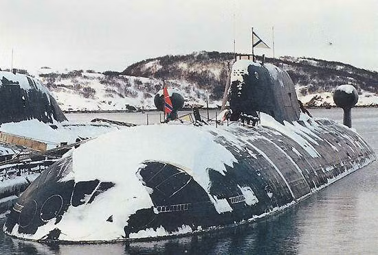 Akula không có khả năng hoạt động yên tĩnh như các đối thủ phương Tây, nhưng bù lại, đó về kích thước và tải trọng vũ khí. Hạm đội Phương Bắc của Nga, thường được giao nhiệm vụ hoạt động ở Bắc Cực, hiện đang duy trì sáu chiếc tàu ngầm Akula, thường xuyên hoạt động dưới lòng Bắc Băng Dương.