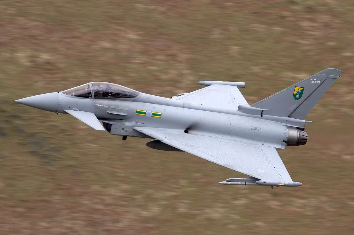Còn Typhoon tương tự như Rafale về độ phức tạp và khả năng cơ động, loại máy bay này có lợi thế lớn trong không chiến ở độ cao lớn và tốc độ cao. Typhoon do Anh, Đức, Tây Ban Nha và Ý cùng phát triển và sản xuất.