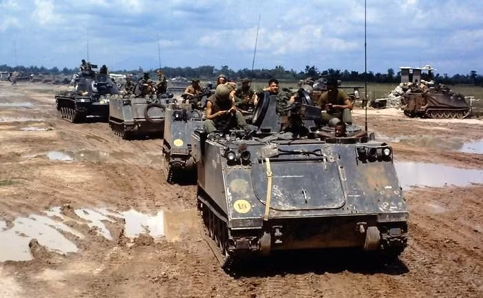 Chiếc xe bọc thép M113 đầu tiên xuất hiện tại Việt Nam vào năm 1962, khi Bộ chỉ huy Mỹ đã mang tới miền Nam Việt Nam cùng lúc 32 chiếc. Sau đó, người Việt Nam đặt cho M113 biệt danh là "Rồng xanh".