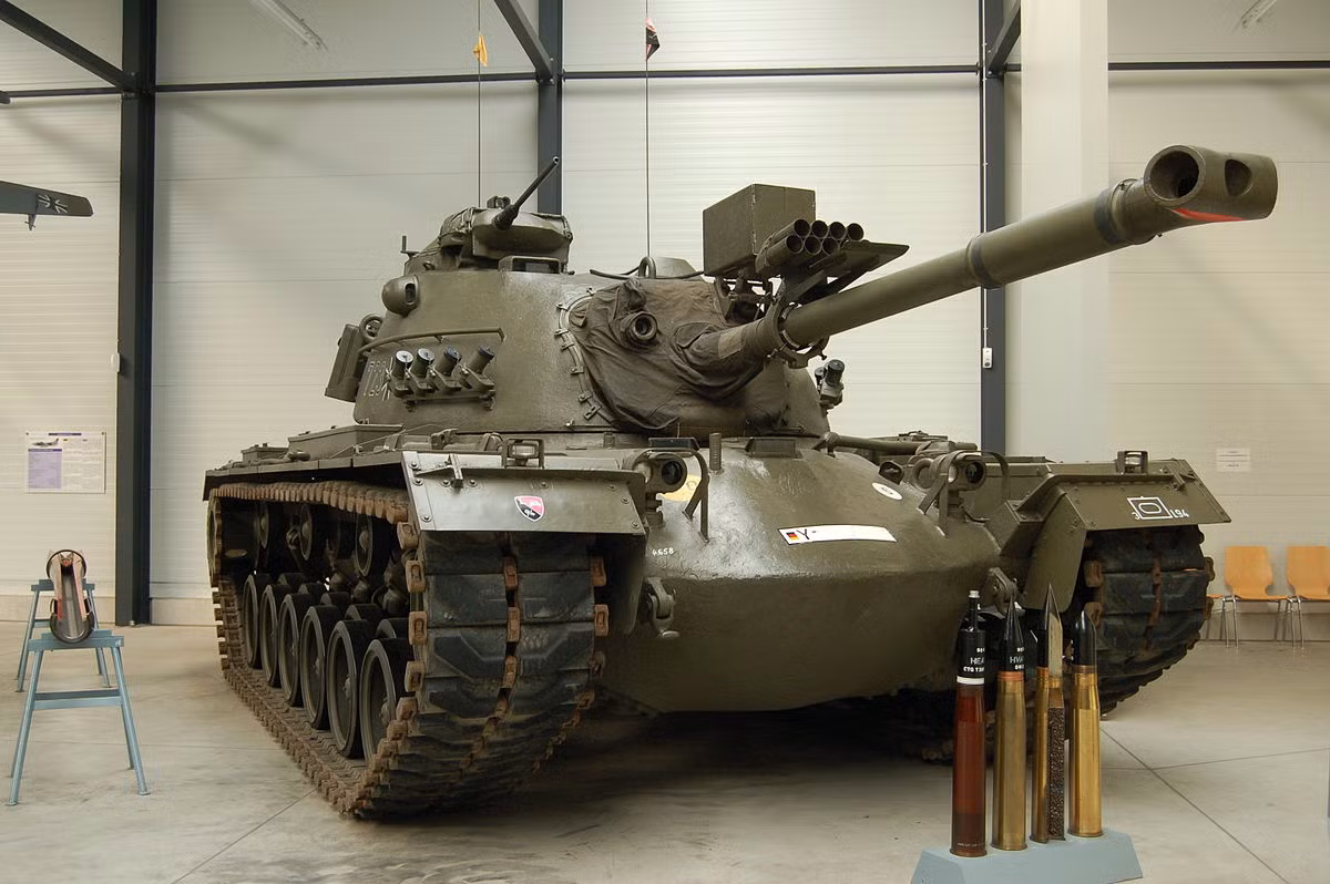 Xe tăng đầu tiên của Mỹ được phát triển trong thời kỳ chiến tranh Lạnh là chiếc M48 Patton, được đưa vào biên chế Quân đội Mỹ từ năm 1953, được sử dụng cho đến khi chiến tranh Lạnh kết thúc.