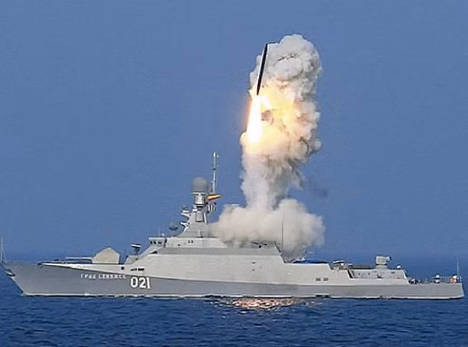 Theo ông Putin, các hệ thống vũ khí và khí tài quân sự mới nhất đang được trang bị rất nhiều cho lục quân và hải quân, tiềm năng của bộ ba hạt nhân đã tăng cường đáng kể và hải quân đã mở rộng khả năng tác chiến, đặc biệt là với các tàu chiến mang tên lửa hành trình Kalibr.