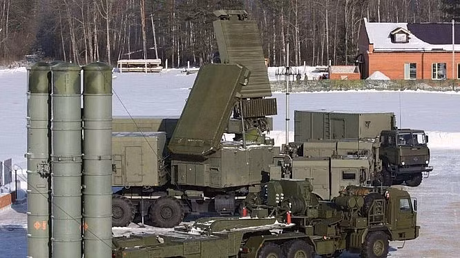 Với các loại radar mạnh mẽ và hệ thống điện tử tiên tiến, các kỹ sư thiết kế của Nhà máy Almaz-Antey và các nhà quan sát quân sự Nga đang tin tưởng rằng S-500 có thể chống lại các loại máy bay có công nghệ tàng hình tiên tiến.