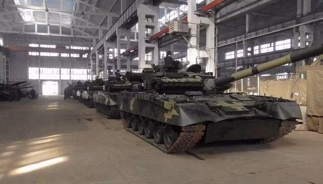 Một số quốc gia kế thừa Liên Xô cũng dựa vào xe tăng T-80 để nâng cao năng lực phòng thủ, trong đó Ukraine là quốc gia từng tham gia sản xuất ra loại xe tăng này, nhưng phải đối mặt với những khó khăn về kinh phí sử dụng, phụ tùng thay thế, nên cuối cùng buộc phải dựa vào những chiếc xe tăng chủ lực T-64 cũ hơn.