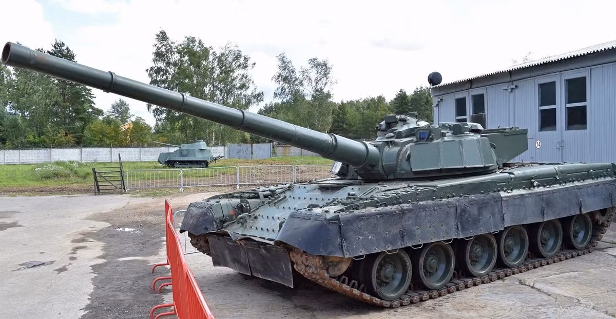 Những ý định nâng cấp đối với xe tăng T-80 đã bị ảnh hưởng đáng kể bởi sự sụp đổ của Liên Xô; đầu tiên các nhà thiết kế xe tăng Liên Xô có một chương trình đặc biệt tham vọng, nhằm tận dụng trọng lượng nặng của xe tăng và trang bị cho nó một khẩu pháo 152mm, giúp nâng cao đáng kể hỏa lực, nhưng đã bị hủy bỏ.