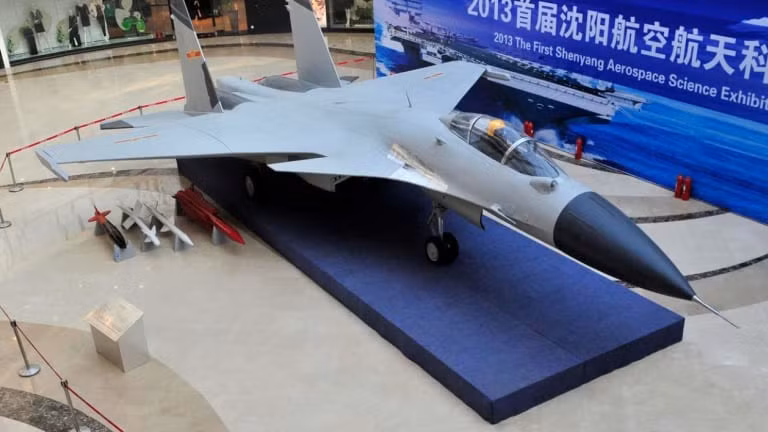 Thay vào đó, J-16D được trang bị hàng loạt ăng ten và nhiều khối thiết bị tác chiến điện tử dọc thân máy bay. Phần mũi được rút ngắn và thiết kế lại để chứa radar AESA tối tân.