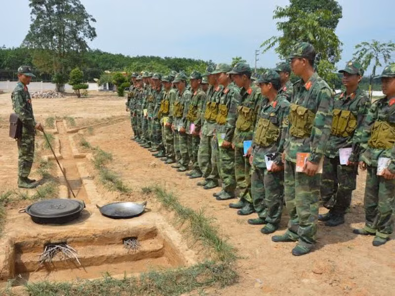 Lần này Hoàng Cầm đào các đường dẫn khói chẽ ra nhiều nhánh và dài gấp đôi. Trên rãnh dẫn khói rải cành cây rồi đổ đất san phẳng. Phía trước cửa bếp đào một hố sâu, trên lợp nilon hoặc lá vừa để đồ, vừa che ánh lửa và có hầm chứa khói, hút lửa mạnh hơn.
